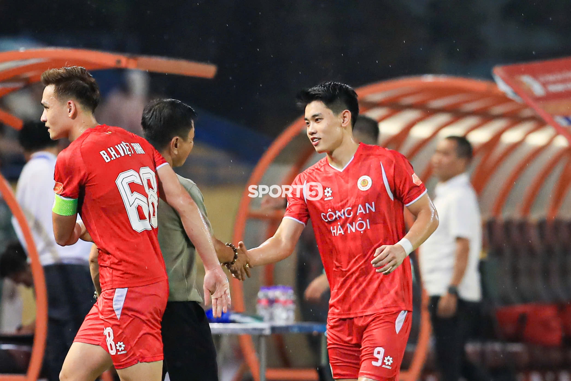 C&aacute;i &ocirc;m g&acirc;y sốt của Đ&igrave;nh Bắc v&agrave; HLV Văn Sỹ Sơn sau vụ bị kỷ luật x&ocirc;n xao cả V.League - Ảnh 1.