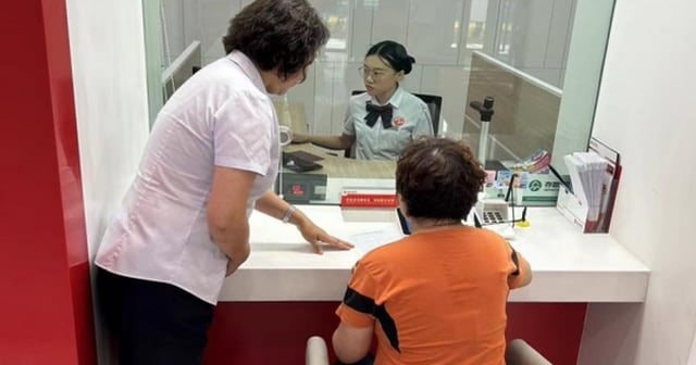 Người phụ nữ ph&aacute;t hiện lừa đảo khi r&uacute;t tiền tiết kiệm tại ng&acirc;n h&agrave;ng - Ảnh 1.