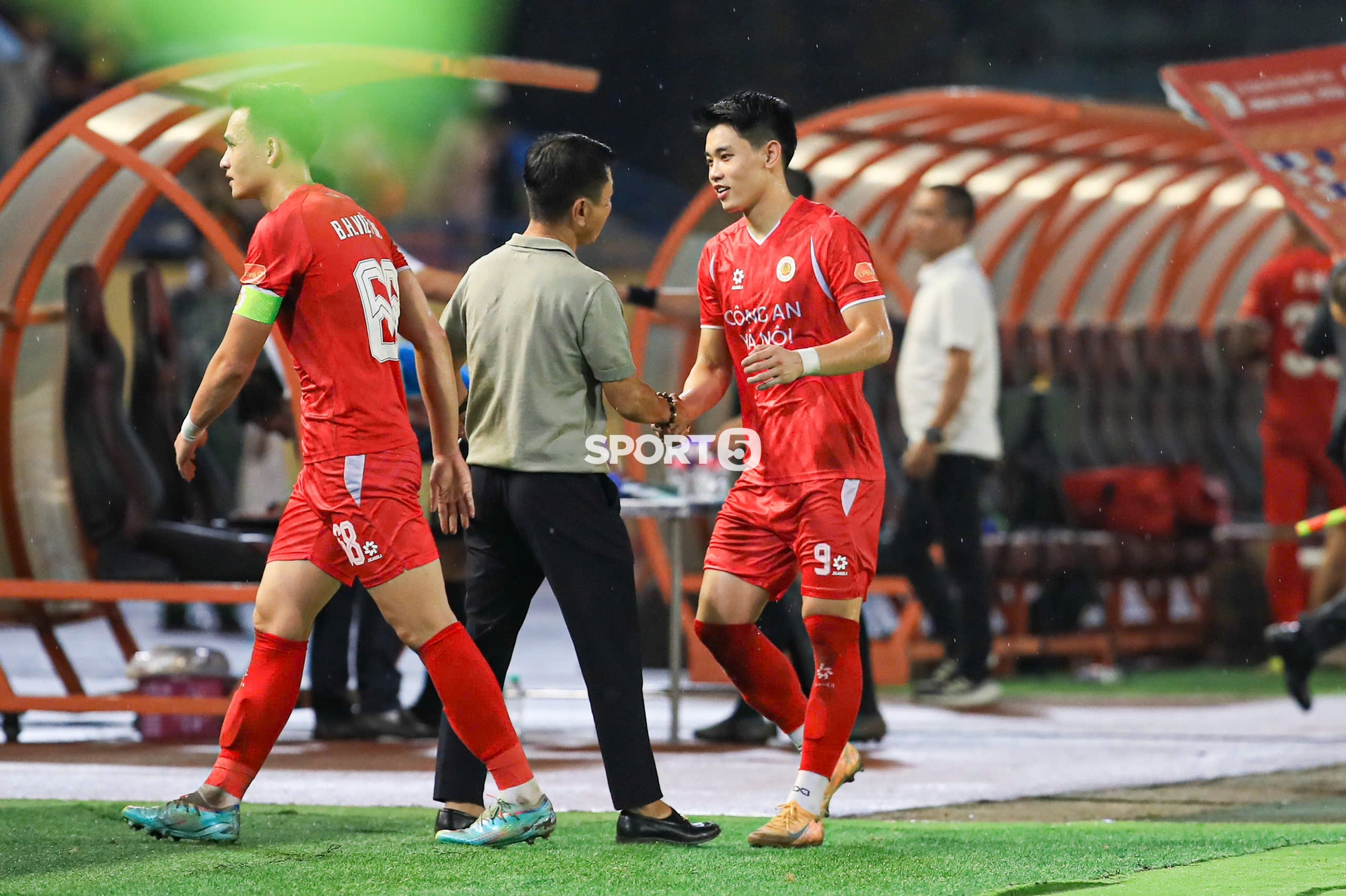 C&aacute;i &ocirc;m g&acirc;y sốt của Đ&igrave;nh Bắc v&agrave; HLV Văn Sỹ Sơn sau vụ bị kỷ luật x&ocirc;n xao cả V.League - Ảnh 3.