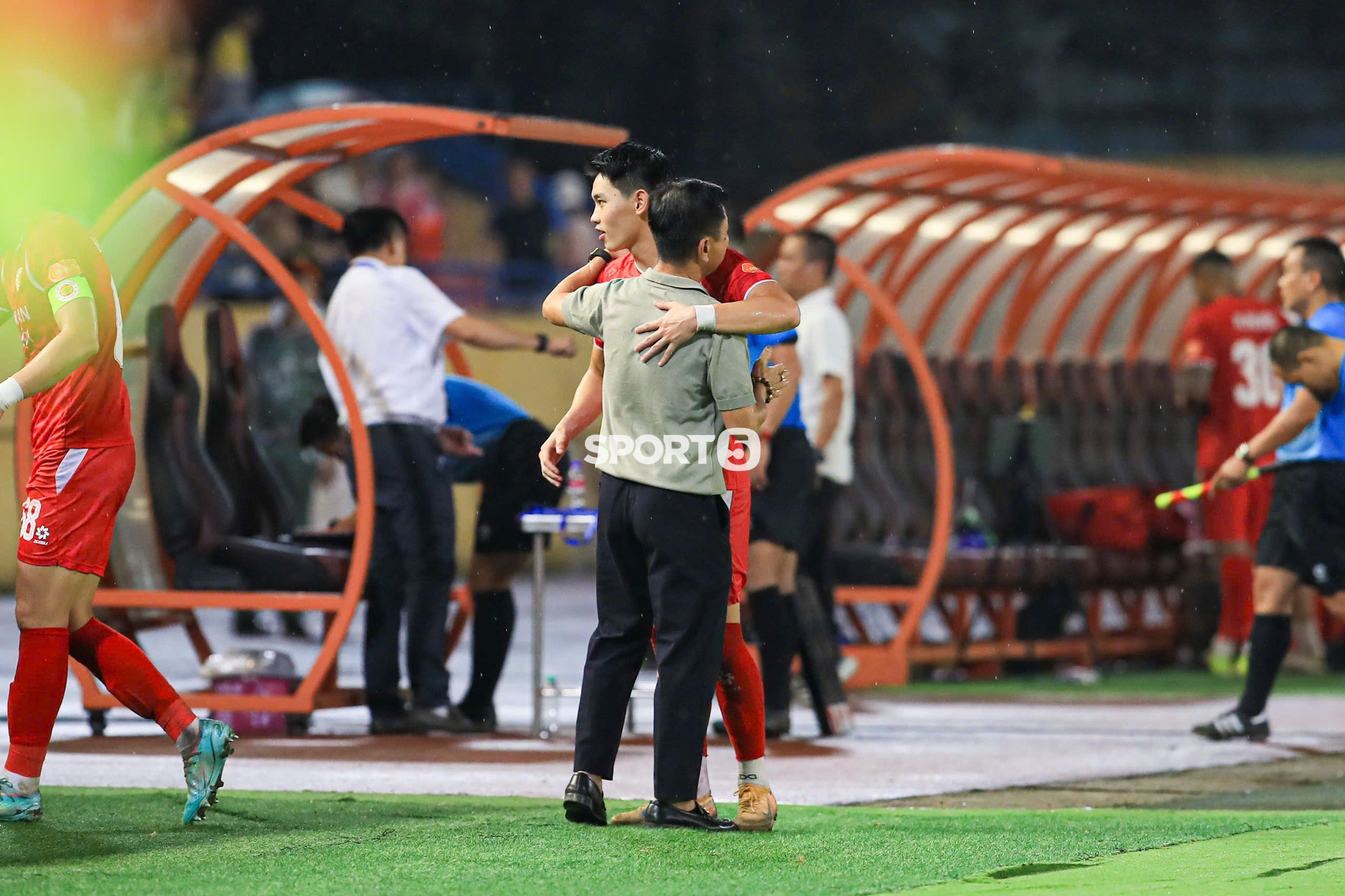 C&aacute;i &ocirc;m g&acirc;y sốt của Đ&igrave;nh Bắc v&agrave; HLV Văn Sỹ Sơn sau vụ bị kỷ luật x&ocirc;n xao cả V.League - Ảnh 5.