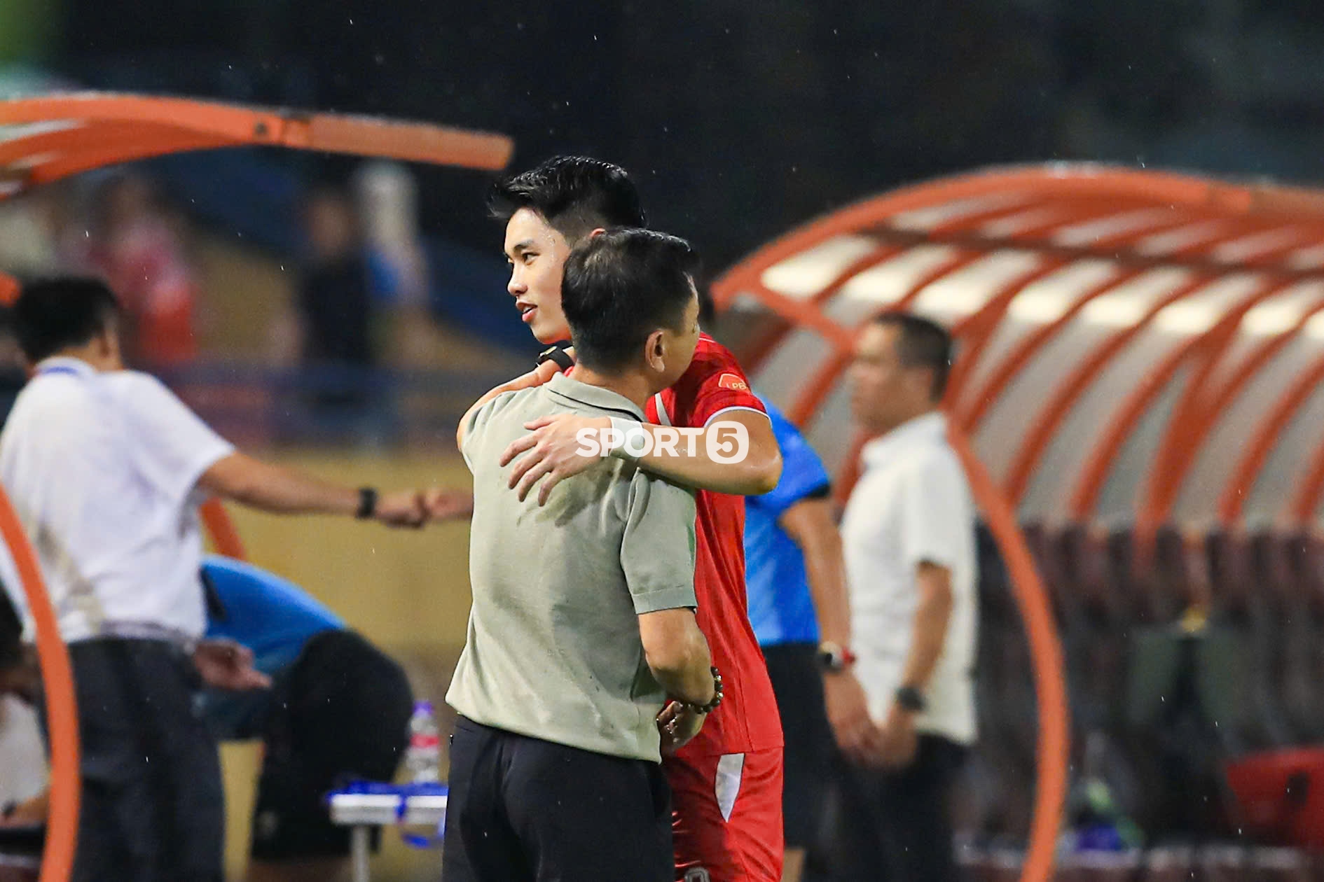 C&aacute;i &ocirc;m g&acirc;y sốt của Đ&igrave;nh Bắc v&agrave; HLV Văn Sỹ Sơn sau vụ bị kỷ luật x&ocirc;n xao cả V.League - Ảnh 6.