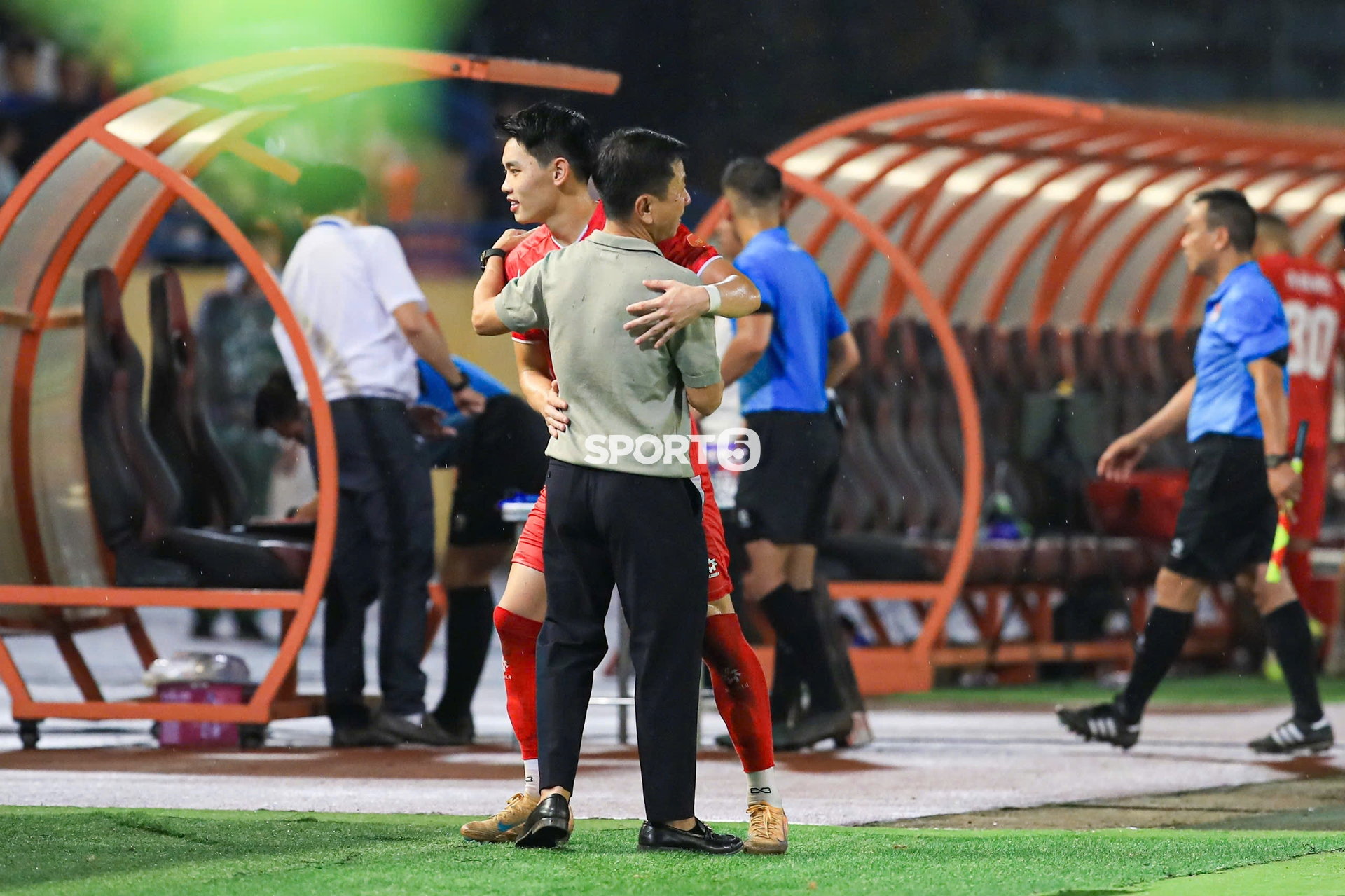 C&aacute;i &ocirc;m g&acirc;y sốt của Đ&igrave;nh Bắc v&agrave; HLV Văn Sỹ Sơn sau vụ bị kỷ luật x&ocirc;n xao cả V.League - Ảnh 4.