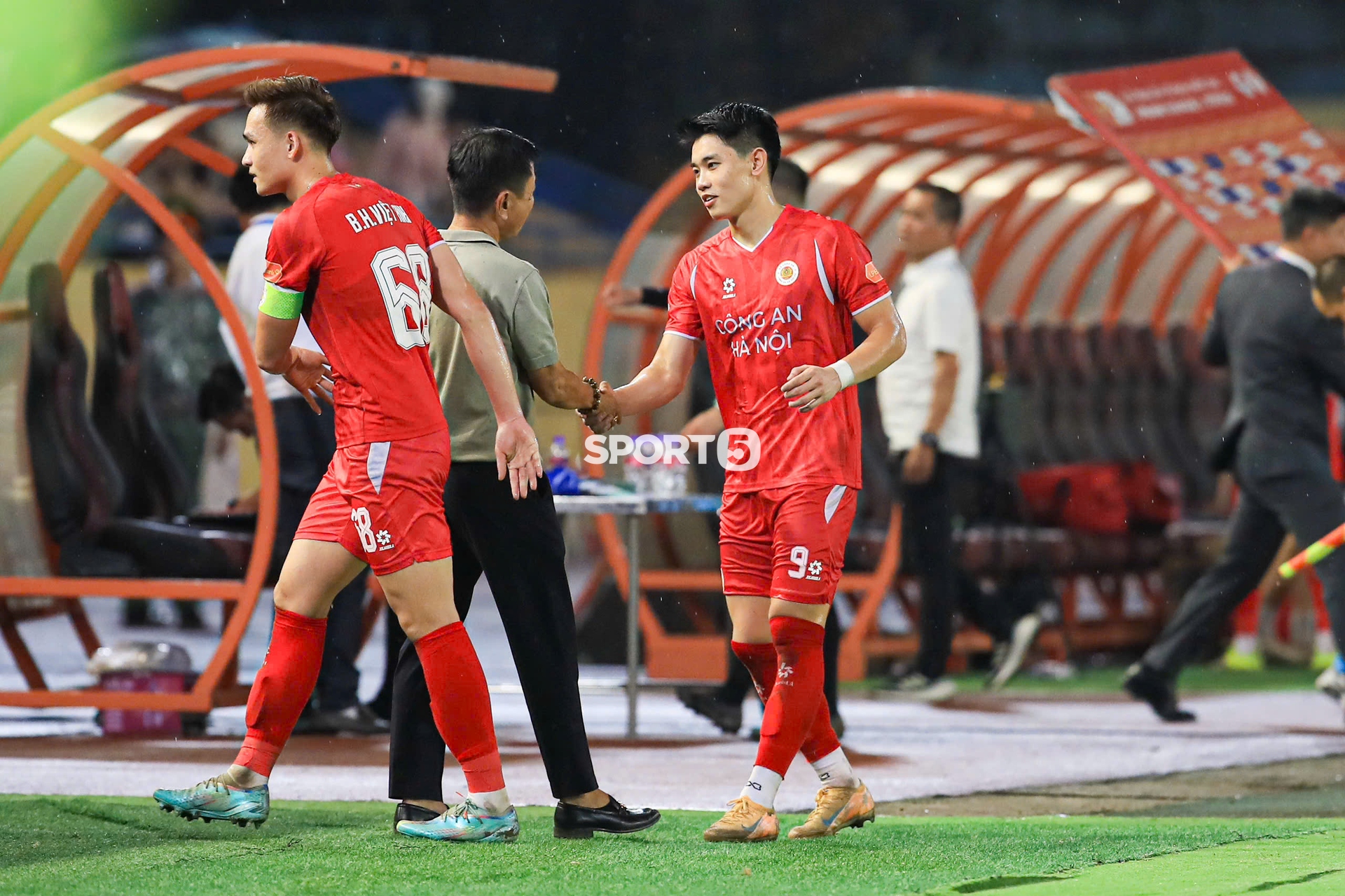 C&aacute;i &ocirc;m g&acirc;y sốt của Đ&igrave;nh Bắc v&agrave; HLV Văn Sỹ Sơn sau vụ bị kỷ luật x&ocirc;n xao cả V.League - Ảnh 2.