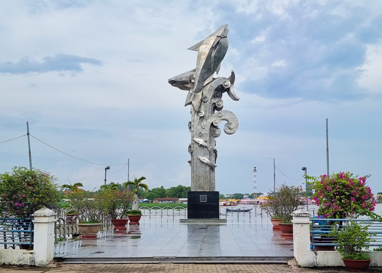 Những điểm đến độc đ&aacute;o tại Việt Nam: Biểu tượng h&uacute;t kh&aacute;ch - Ảnh 1.