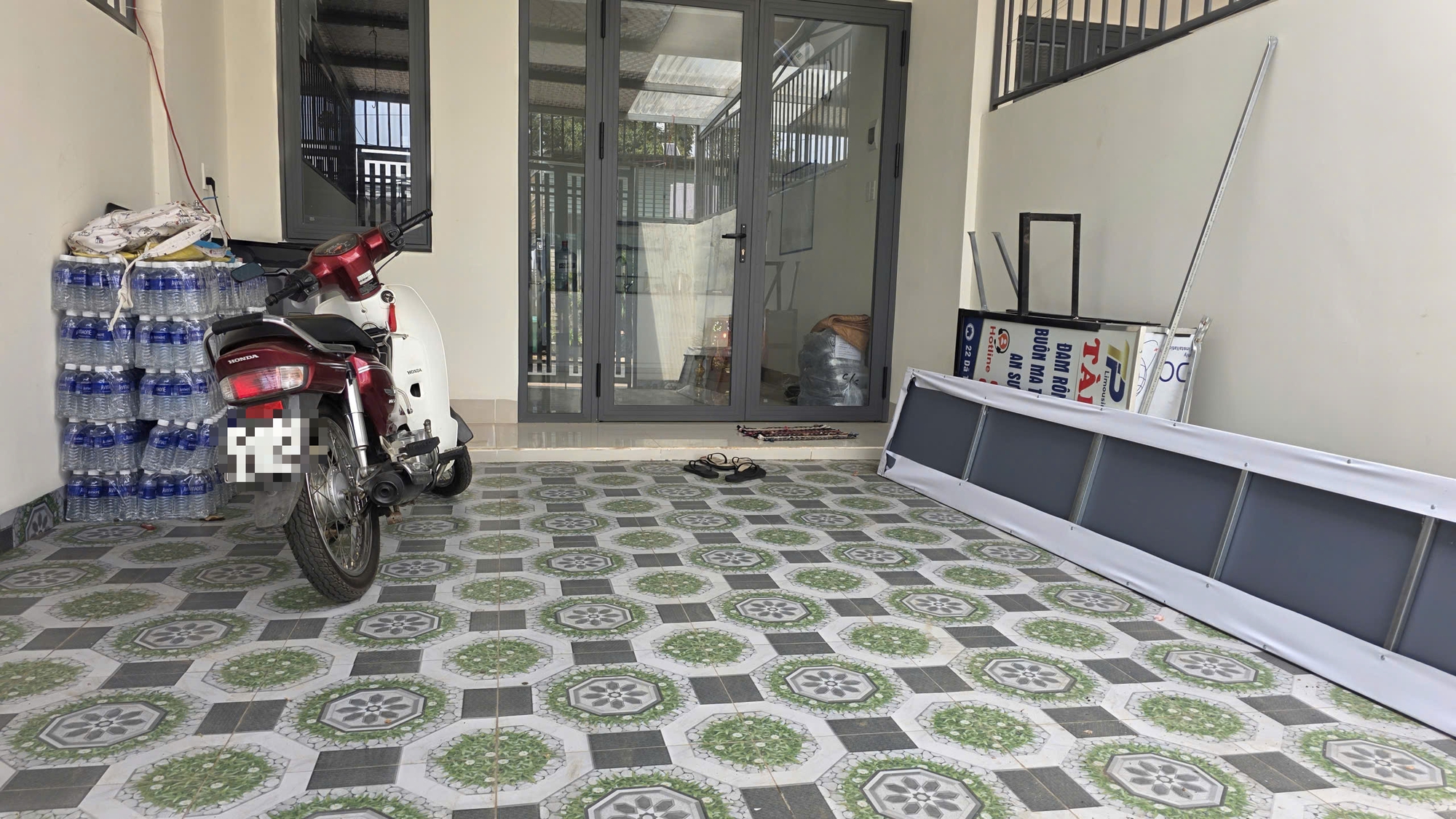 Vụ h&agrave;nh kh&aacute;ch tr&ecirc;n 2 xe bị &ldquo;bỏ rơi&rdquo; trong đ&ecirc;m: Văn ph&ograve;ng nh&agrave; xe bất ngờ th&aacute;o bảng hiệu - Ảnh 2.