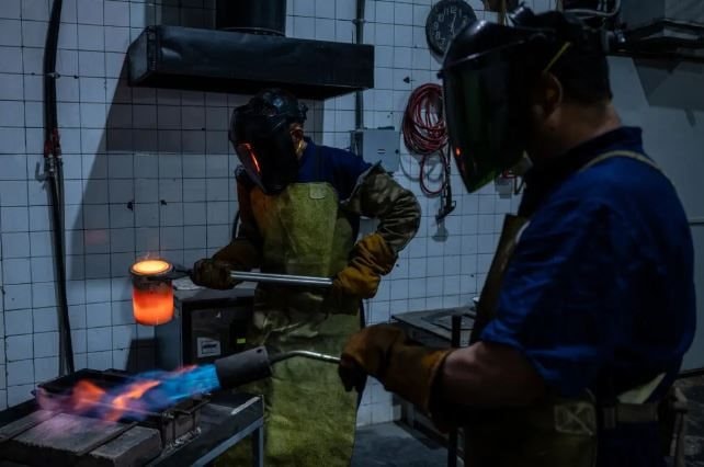 B&ecirc; bối chấn động ng&agrave;nh v&agrave;ng tại Mỹ: 'Ph&ugrave; ph&eacute;p' v&agrave;ng ngoại bất hợp ph&aacute;p th&agrave;nh v&agrave;ng nội, g&oacute;c khuất &iacute;t ai biết tại c&aacute;c xưởng đ&uacute;c được v&eacute;n m&agrave;n - Ảnh 2.