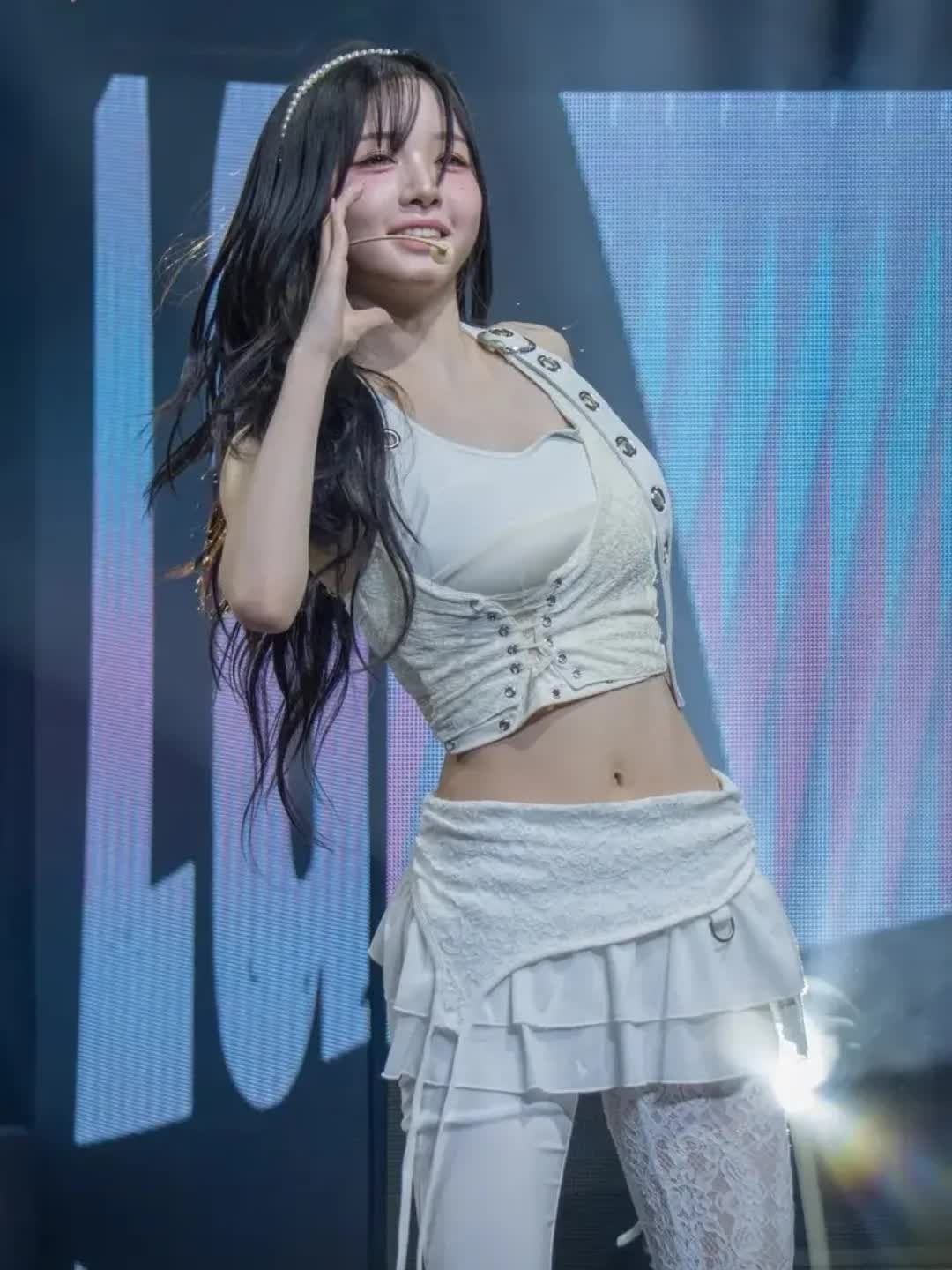 Hoảng hồn th&acirc;n h&igrave;nh của nữ ca sĩ gầy nhất showbiz!- Ảnh 8.