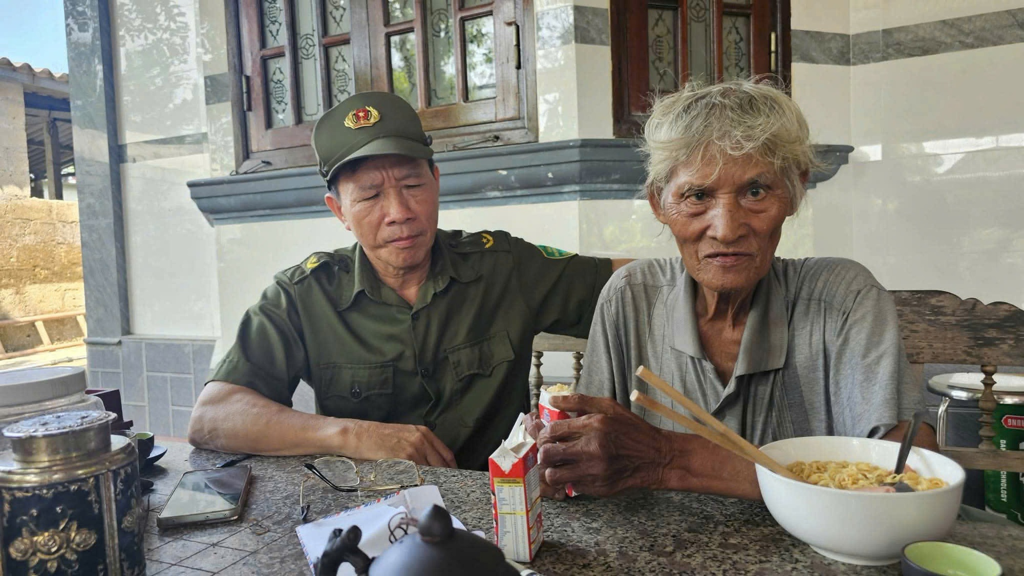 Cụ &ocirc;ng 79 tuổi mang thỏi v&agrave;ng SJC 9999 nằm b&ecirc;n vệ đường ở Huế - Ảnh 2.