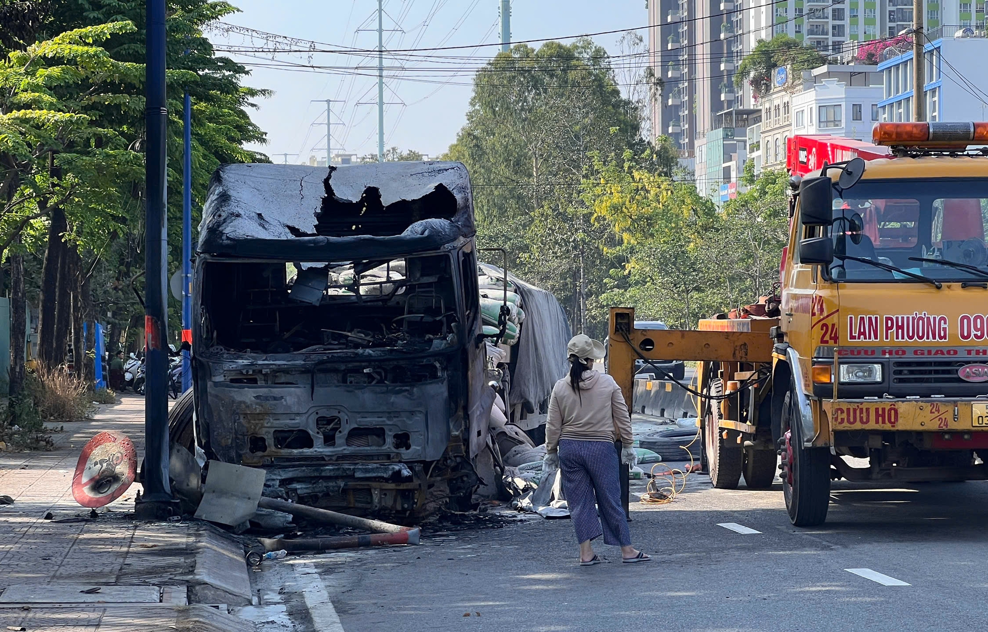 Xe đầu k&eacute;o ch&aacute;y dữ dội tr&ecirc;n đường V&otilde; Ch&iacute; C&ocirc;ng tại TPHCM s&aacute;ng nay - Ảnh 1.