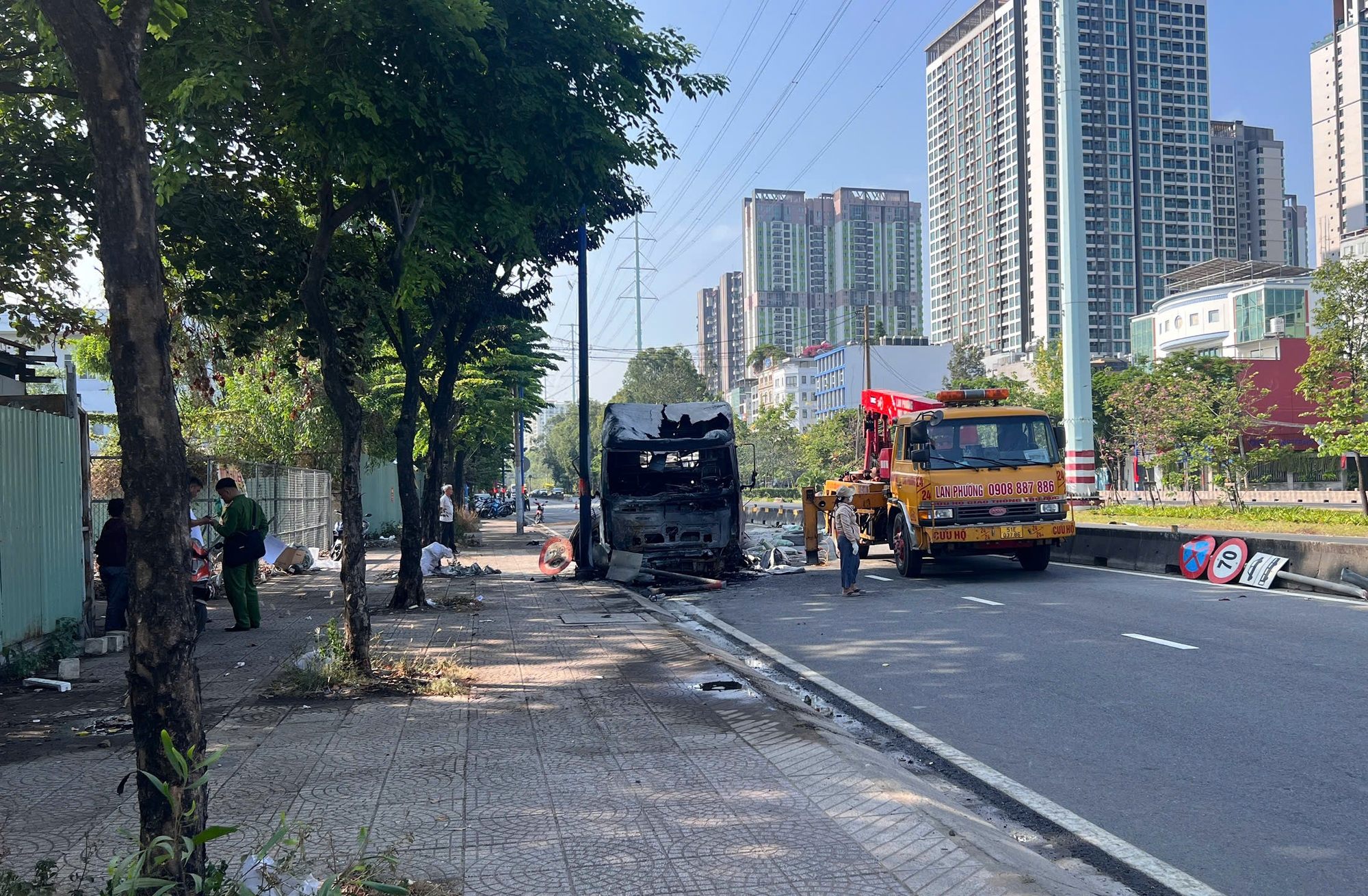 Xe đầu k&eacute;o ch&aacute;y dữ dội tr&ecirc;n đường V&otilde; Ch&iacute; C&ocirc;ng tại TPHCM s&aacute;ng nay - Ảnh 2.