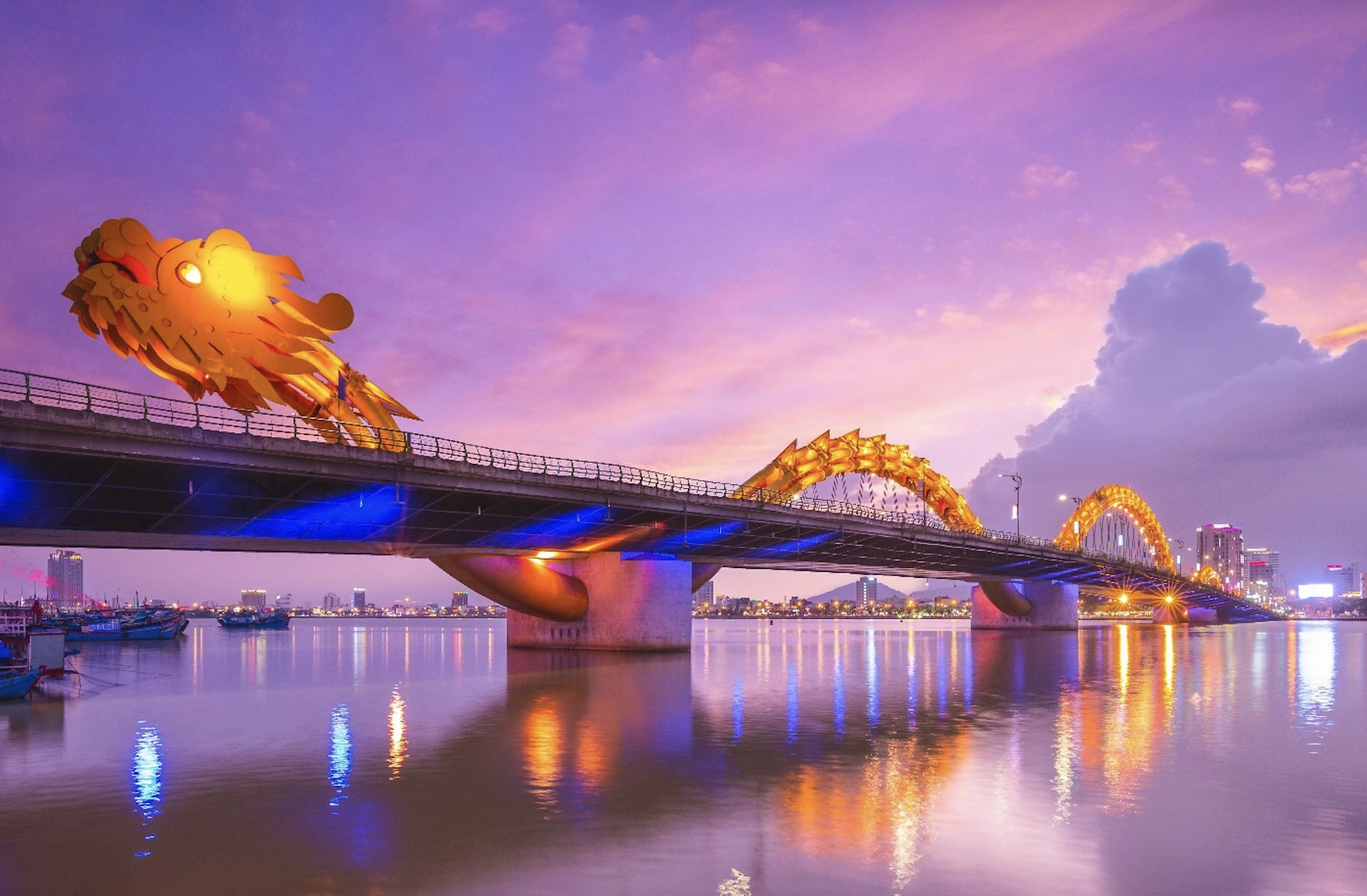 Những điểm đến độc đ&aacute;o tại Việt Nam: Biểu tượng h&uacute;t kh&aacute;ch - Ảnh 4.