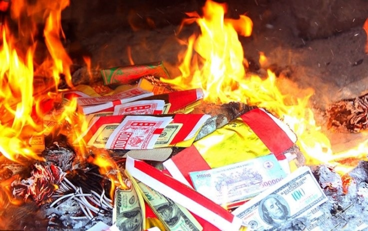 Thắp hương xong cần hạ ngay 3 thứ để giữ kh&ocirc;ng gian thờ sạch sẽ - Ảnh 2.