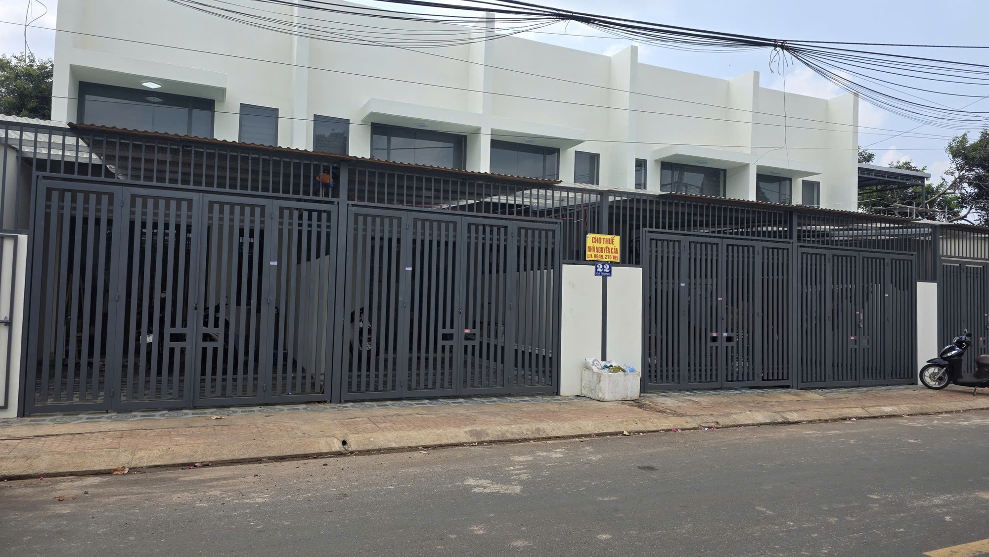 Vụ h&agrave;nh kh&aacute;ch tr&ecirc;n 2 xe bị &ldquo;bỏ rơi&rdquo; trong đ&ecirc;m: Văn ph&ograve;ng nh&agrave; xe bất ngờ th&aacute;o bảng hiệu - Ảnh 1.