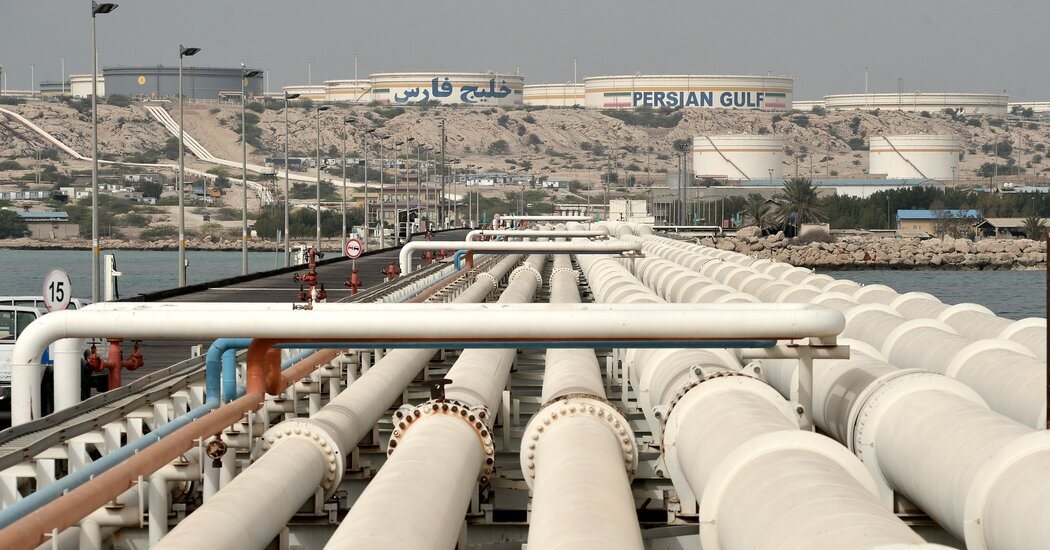 H&agrave;ng chục triệu th&ugrave;ng dầu &lsquo;ế ẩm&rsquo; v&igrave; Mỹ, nước đang sở hữu hơn 200 tỷ th&ugrave;ng dầu gấp r&uacute;t t&igrave;m c&aacute;ch cứu nguy - Ảnh 1.