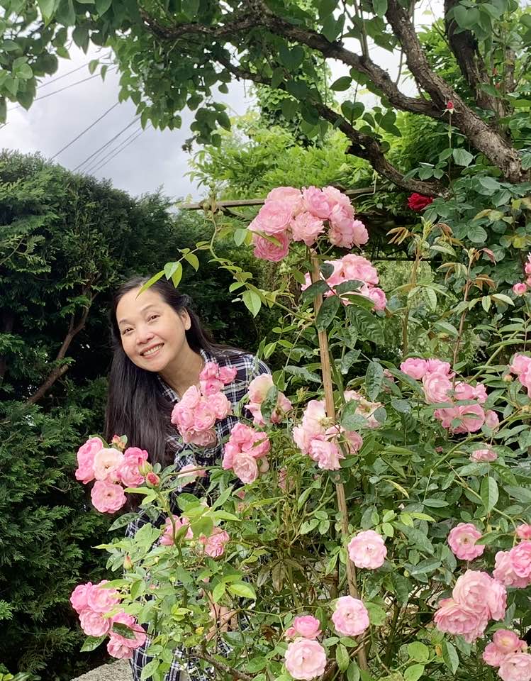 Nữ NSƯT biến mất khỏi showbiz Việt 20 năm giờ sống trong biệt thự 4.000m2, hoa ngập lối đẹp như cổ t&iacute;ch - Ảnh 7.