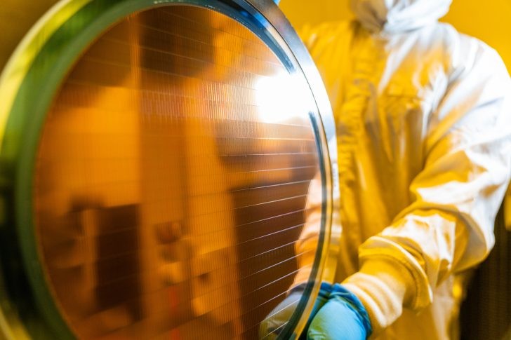 Google bỏ TSMC, chọn Intel đóng gói chip AI thế hệ tiếp theo - Ảnh 1.