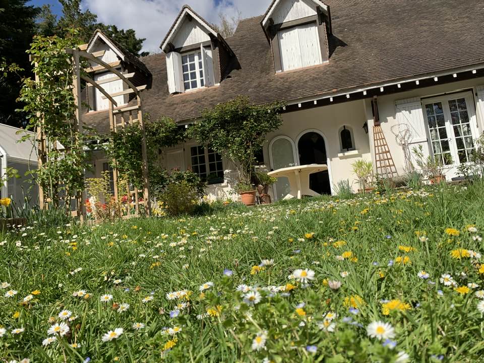 Nữ NSƯT biến mất khỏi showbiz Việt 20 năm giờ sống trong biệt thự 4.000m2, hoa ngập lối đẹp như cổ t&iacute;ch - Ảnh 11.