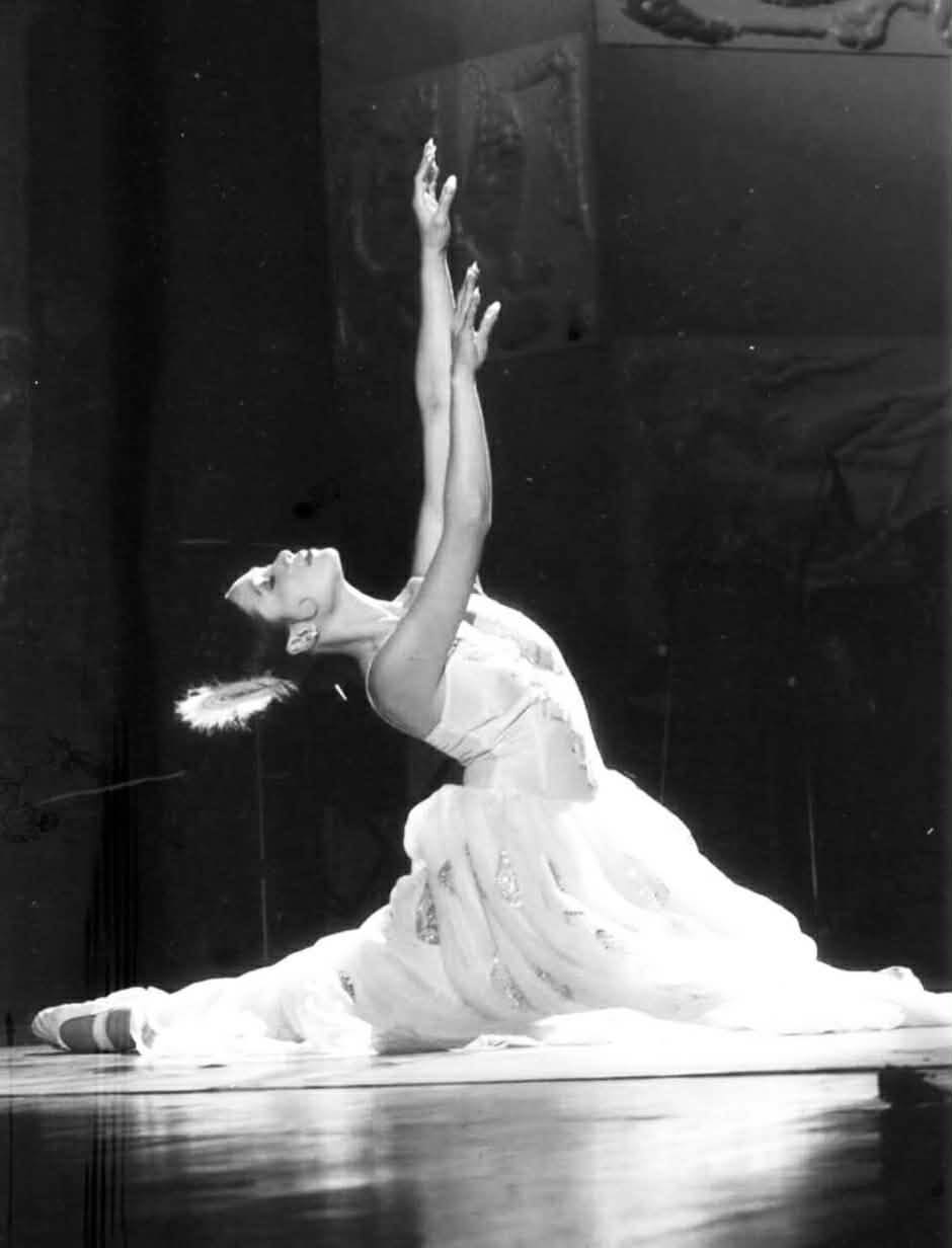 Nữ NSƯT biến mất khỏi showbiz Việt 20 năm giờ sống trong biệt thự 4.000m2, hoa ngập lối đẹp như cổ t&iacute;ch - Ảnh 3.