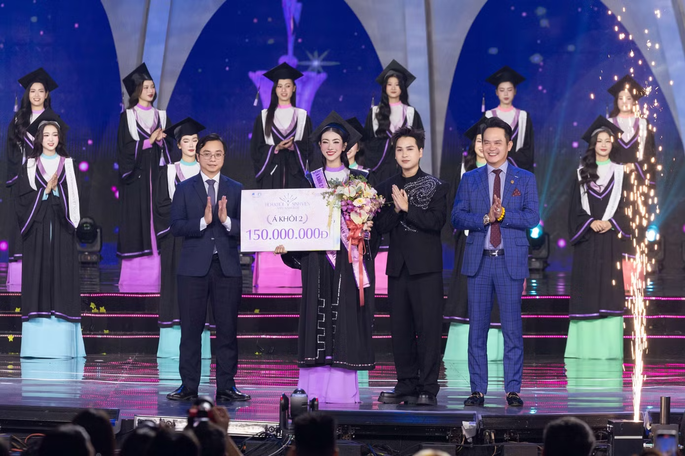 Danh t&iacute;nh c&ocirc; g&aacute;i "đổi giọng h&aacute;t lấy tri thức" tại lễ tốt nghiệp đang viral: L&agrave; &Aacute; kh&ocirc;i cuộc thi danh tiếng! - Ảnh 3.