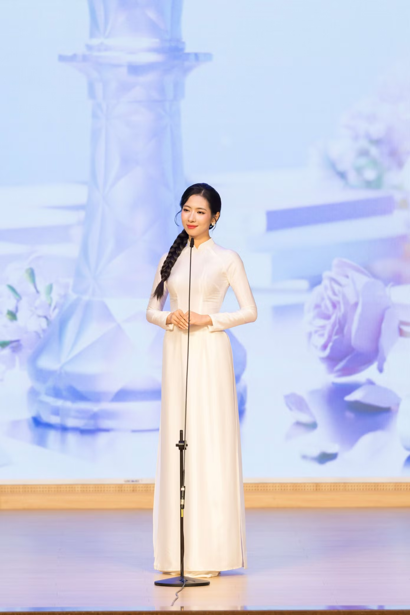 Danh t&iacute;nh c&ocirc; g&aacute;i "đổi giọng h&aacute;t lấy tri thức" tại lễ tốt nghiệp đang viral: L&agrave; &Aacute; kh&ocirc;i cuộc thi danh tiếng! - Ảnh 5.