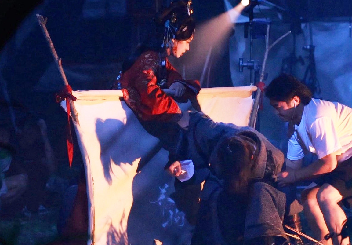 Trương Lăng H&aacute;ch ng&atilde; gục, kh&ocirc;ng thể tự đứng dậy tr&ecirc;n phim trường- Ảnh 1.