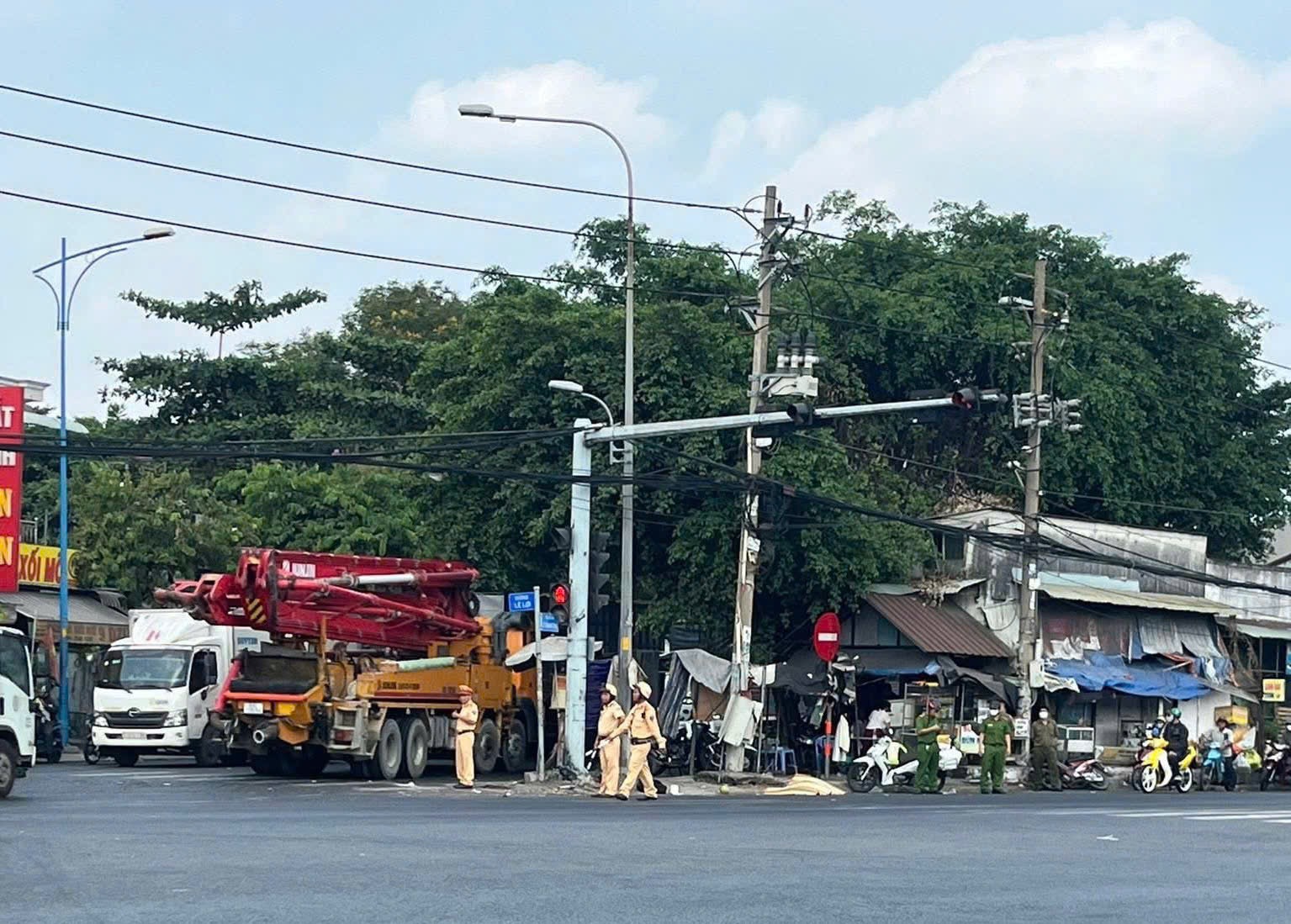 Clip xe tải t&ocirc;ng nhiều xe m&aacute;y ở TPHCM, 2 người thương vong - Ảnh 1.