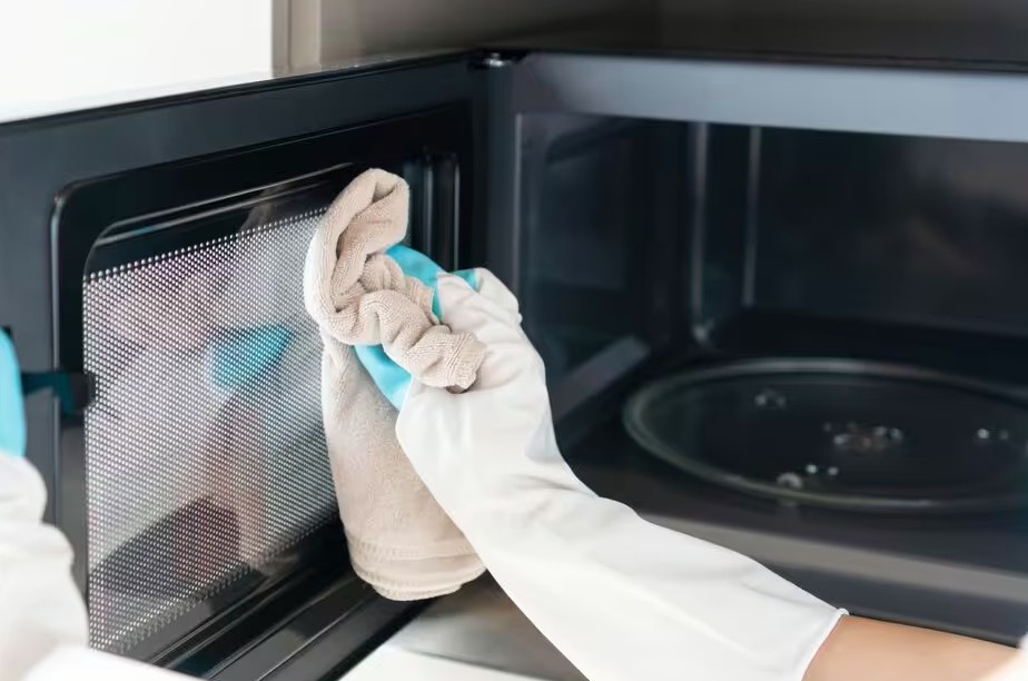 Lò vi sóng sạch bong như mới khi được vệ sinh bằng thứ này - không phải baking soda- Ảnh 1.