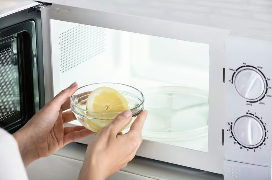Lò vi sóng sạch bong như mới khi được vệ sinh bằng thứ này - không phải baking soda- Ảnh 2.