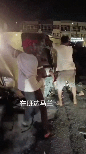 Tài xế gặp nạn rồi tử vong sau khi được người đi đường trợ giúp, clip hiện trường gây tranh cãi - Ảnh 2.