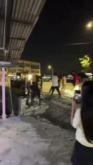 Tài xế gặp nạn rồi tử vong sau khi được người đi đường trợ giúp, clip hiện trường gây tranh cãi - Ảnh 1.