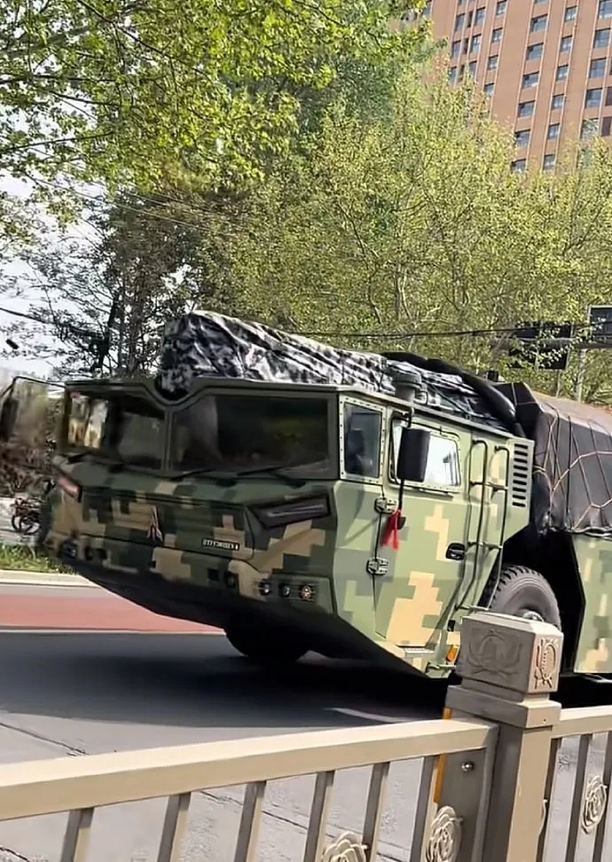 Hệ thống t&ecirc;n lửa DF - 27 của Trung Quốc: Tổ hợp cơ động chưa từng c&ocirc;ng bố - Ảnh 1.