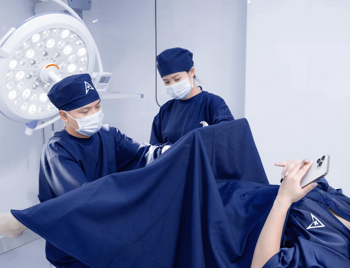 B&iacute; quyết giữ vững thần th&aacute;i rạng rỡ của Giai nh&acirc;n m&agrave;n ảnh Qu&aacute;ch Thu Phương c&ugrave;ng Dr David B&ugrave;i - Ảnh 1.