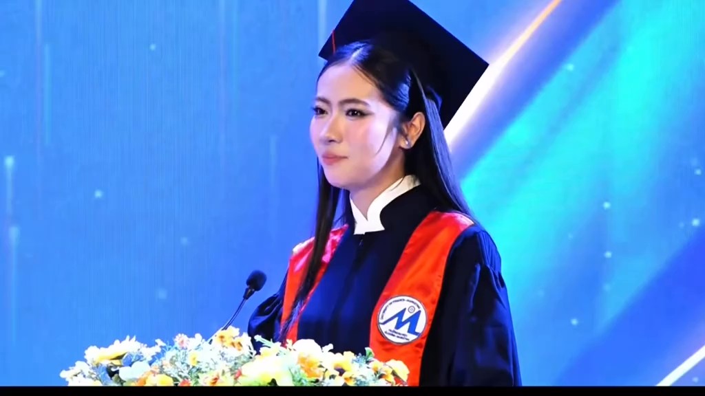 Danh t&iacute;nh c&ocirc; g&aacute;i "đổi giọng h&aacute;t lấy tri thức" tại lễ tốt nghiệp đang viral: L&agrave; &Aacute; kh&ocirc;i cuộc thi danh tiếng! - Ảnh 1.