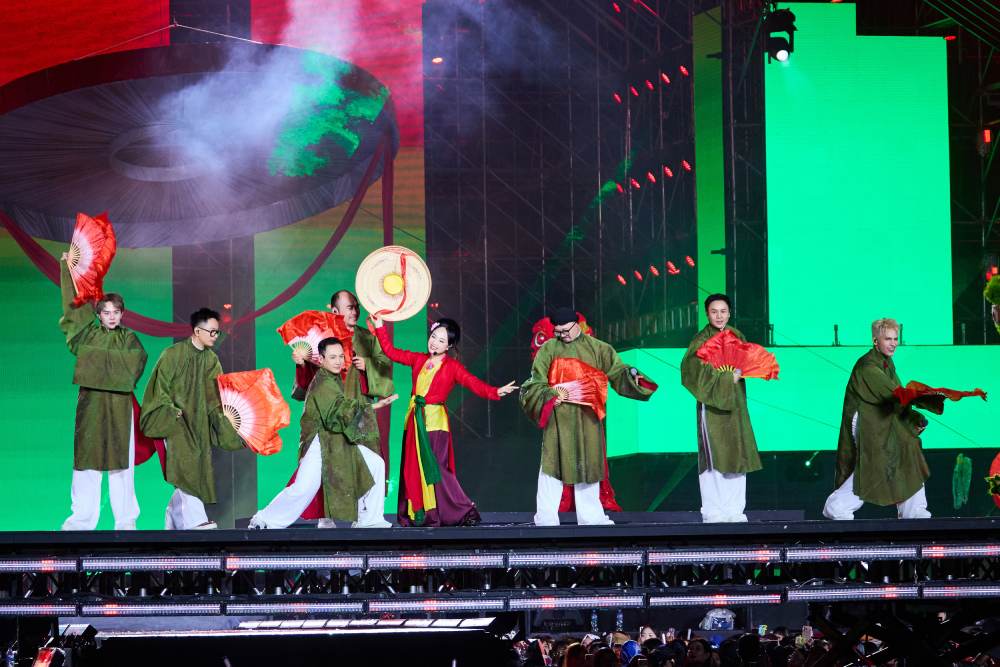 H&igrave;nh ảnh Nh&agrave; Trẻ của thủ lĩnh Đinh Tiến Đạt gặp gần 800 fan tại Cung Thiếu nhi trước ng&agrave;y "tốt nghiệp" - Ảnh 4.