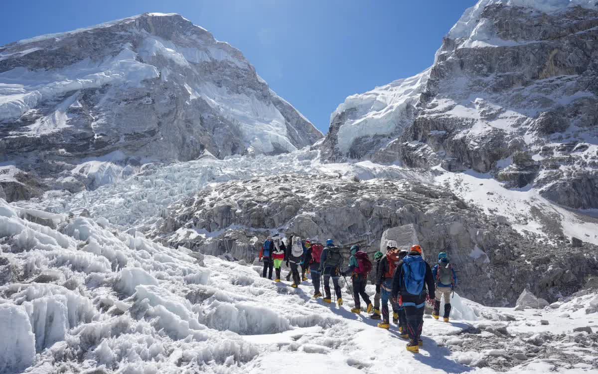 Khối băng chặn đường khiến h&agrave;ng trăm người mắc kẹt tại Everest - Ảnh 1.