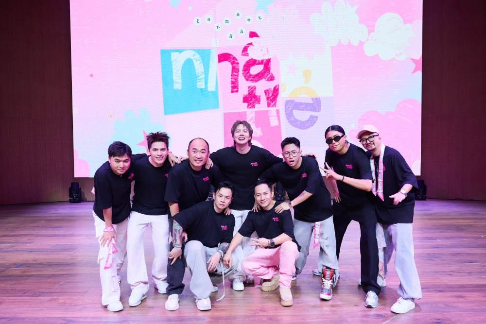 H&igrave;nh ảnh Nh&agrave; Trẻ của thủ lĩnh Đinh Tiến Đạt gặp gần 800 fan tại Cung Thiếu nhi trước ng&agrave;y "tốt nghiệp" - Ảnh 1.