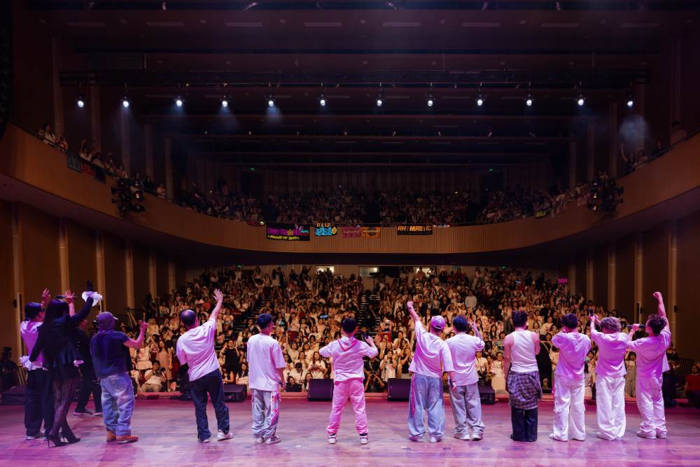 H&igrave;nh ảnh Nh&agrave; Trẻ của thủ lĩnh Đinh Tiến Đạt gặp gần 800 fan tại Cung Thiếu nhi trước ng&agrave;y "tốt nghiệp" - Ảnh 2.