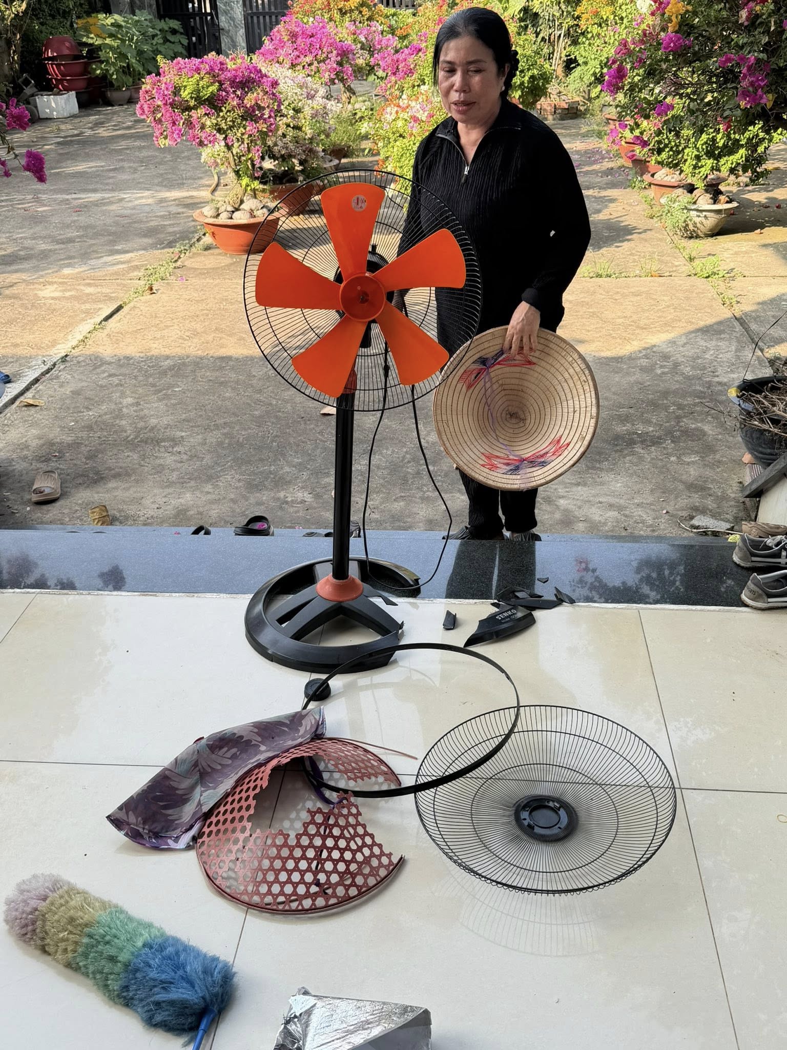 Mẹ ruột một nam diễn vi&ecirc;n bị g&agrave; tấn c&ocirc;ng hoảng loạn, ng&atilde; s&otilde;ng so&agrave;i: "Kh&ocirc;ng ai hay, ai đ&acirc;u cứu" - Ảnh 2.