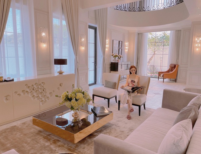 Lấy đại gia ng&agrave;nh kh&aacute;ch sạn, c&ocirc; g&aacute;i đổi đời th&agrave;nh b&agrave; ho&agrave;ng: Được chồng chiều như em b&eacute;, tặng lu&ocirc;n biệt thự 100 tỷ giữa quận 7 - Ảnh 9.