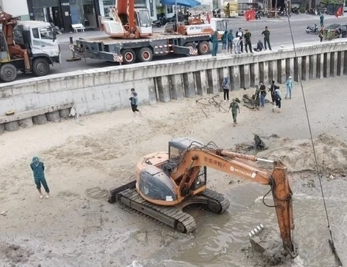 Bất ngờ ph&aacute;t hiện nhiều vũ kh&iacute; khi trục vớt xe tăng bị v&ugrave;i lấp tại b&atilde;i biển Quy Nhơn - Ảnh 4.