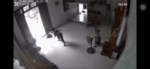 Mẹ ruột một nam diễn vi&ecirc;n bị g&agrave; tấn c&ocirc;ng hoảng loạn, ng&atilde; s&otilde;ng so&agrave;i: "Kh&ocirc;ng ai hay, ai đ&acirc;u cứu" - Ảnh 1.