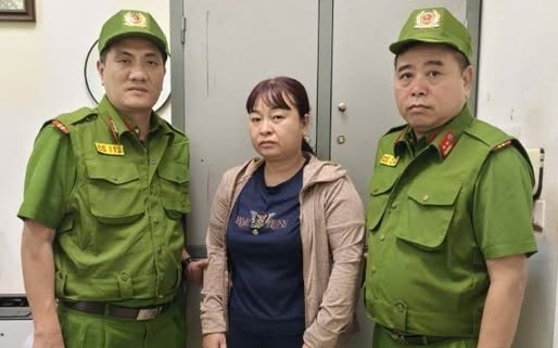 Bắt v&agrave; kh&aacute;m x&eacute;t nơi ở của &ocirc;ng chủ trả lương cho c&ocirc;ng nh&acirc;n theo c&aacute;ch thức rất lạ - Ảnh 2.