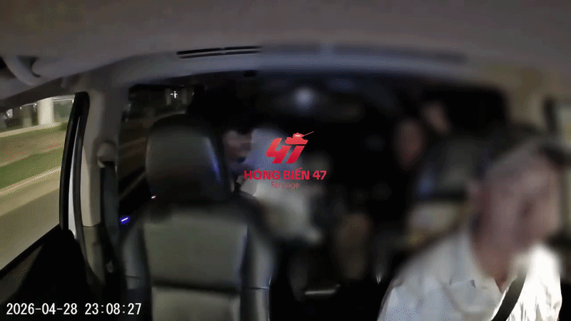 X&ocirc;n xao clip nam thanh ni&ecirc;n nhảy khỏi &ocirc; t&ocirc; đang chạy khi c&atilde;i nhau với bạn g&aacute;i: T&igrave;nh trạng nạn nh&acirc;n - Ảnh 1.