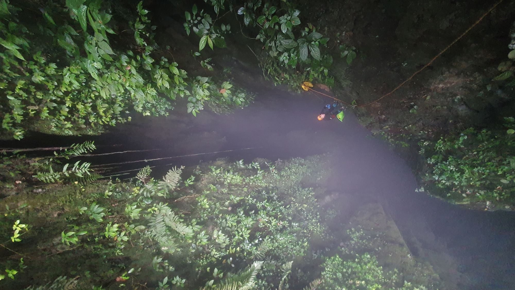 Kỳ b&iacute; hố sụt 350m ở Phong Nha - Kẻ B&agrave;ng v&agrave; th&aacute;c nước ẩn m&igrave;nh trong hang Chả Ngh&eacute;o - Ảnh 1.