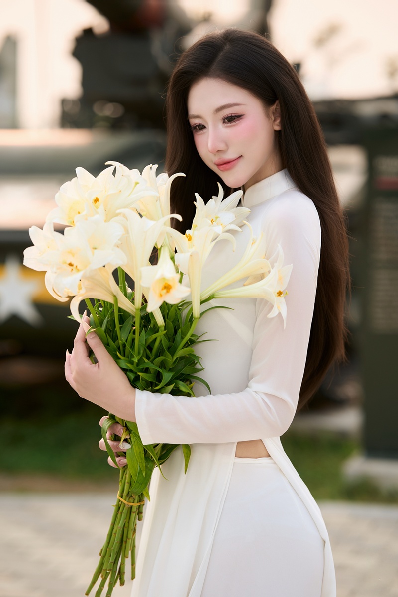 &Aacute; kh&ocirc;i Phương Anh diện &aacute;o d&agrave;i, thăm Bảo t&agrave;ng Lịch sử Qu&acirc;n sự Việt Nam dịp 30/4 - Ảnh 6.