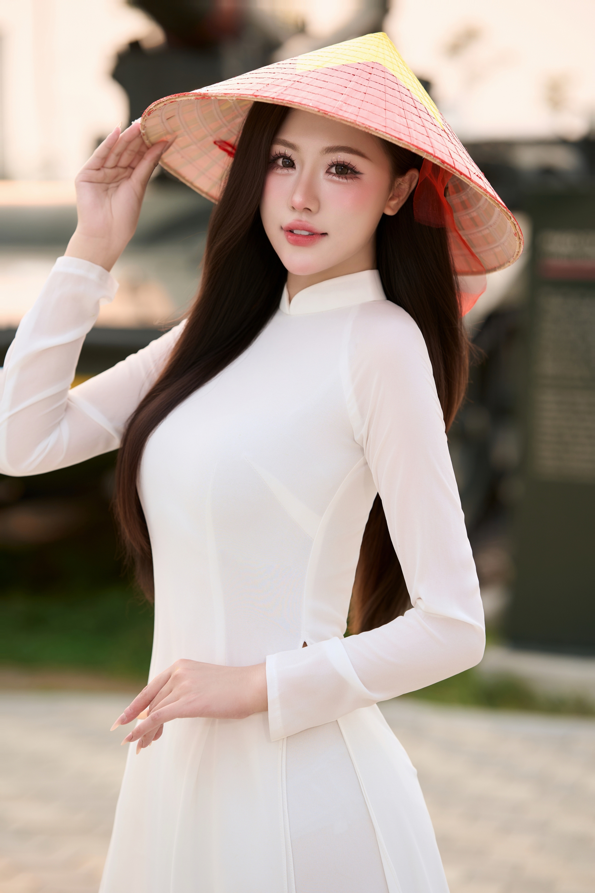 &Aacute; kh&ocirc;i Phương Anh diện &aacute;o d&agrave;i, thăm Bảo t&agrave;ng Lịch sử Qu&acirc;n sự Việt Nam dịp 30/4 - Ảnh 1.