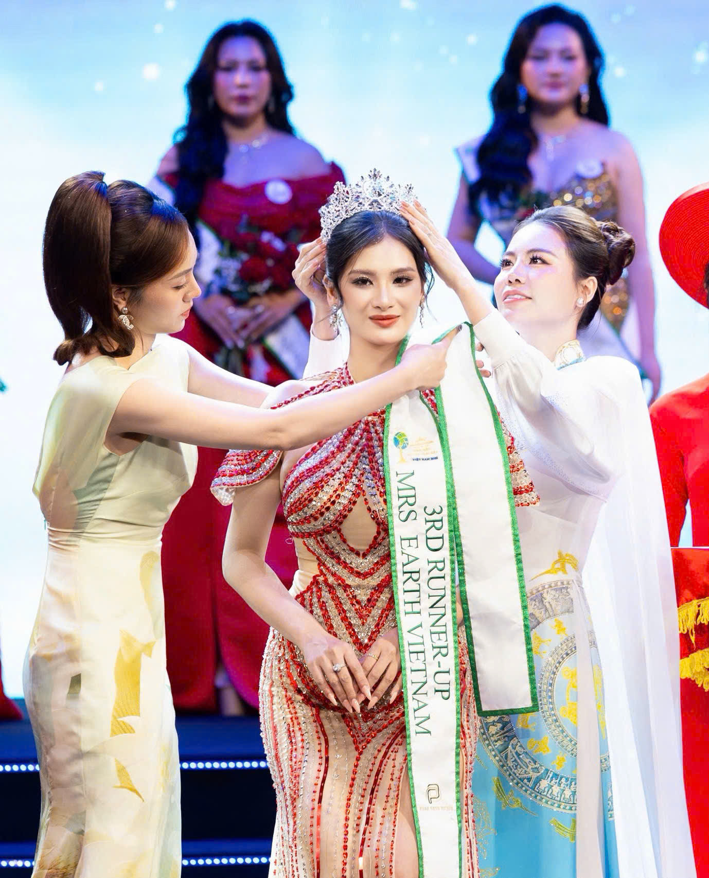 NTK Thoa Trần g&acirc;y ch&uacute; &yacute; tại đ&ecirc;m chung kết Mrs Earth Vietnam 2026 với hai vai tr&ograve; đặc biệt - Ảnh 2.