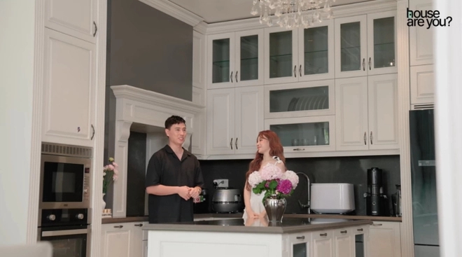 Lấy đại gia ng&agrave;nh kh&aacute;ch sạn, c&ocirc; g&aacute;i đổi đời th&agrave;nh b&agrave; ho&agrave;ng: Được chồng chiều như em b&eacute;, tặng lu&ocirc;n biệt thự 100 tỷ giữa quận 7 - Ảnh 15.