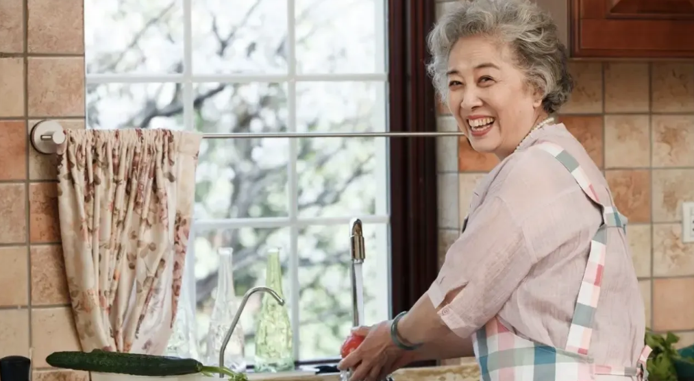 Mẹ chồng giới thiệu cho 1 người gi&uacute;p việc, sống chung được 1 th&aacute;ng th&igrave; t&ocirc;i hốt hoảng cố nghĩ c&aacute;ch đuổi đi- Ảnh 1.