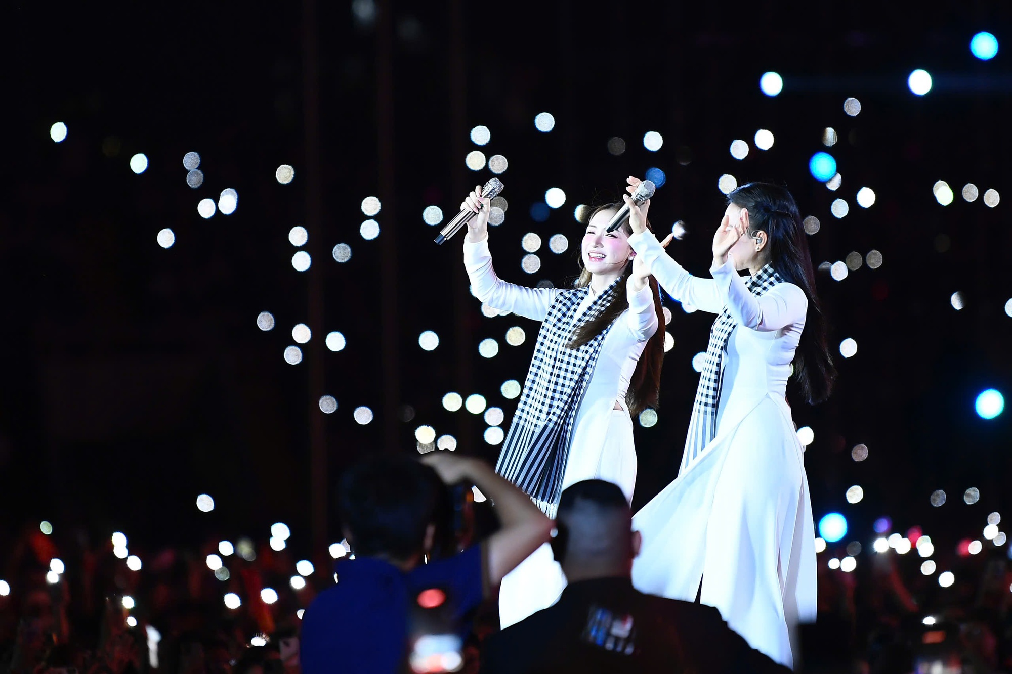 40.000 kh&aacute;n giả phủ k&iacute;n s&acirc;n Mỹ Đ&igrave;nh, h&ocirc; vang &ldquo;Tự h&agrave;o l&agrave; người Việt Nam&rdquo; - Ảnh 2.